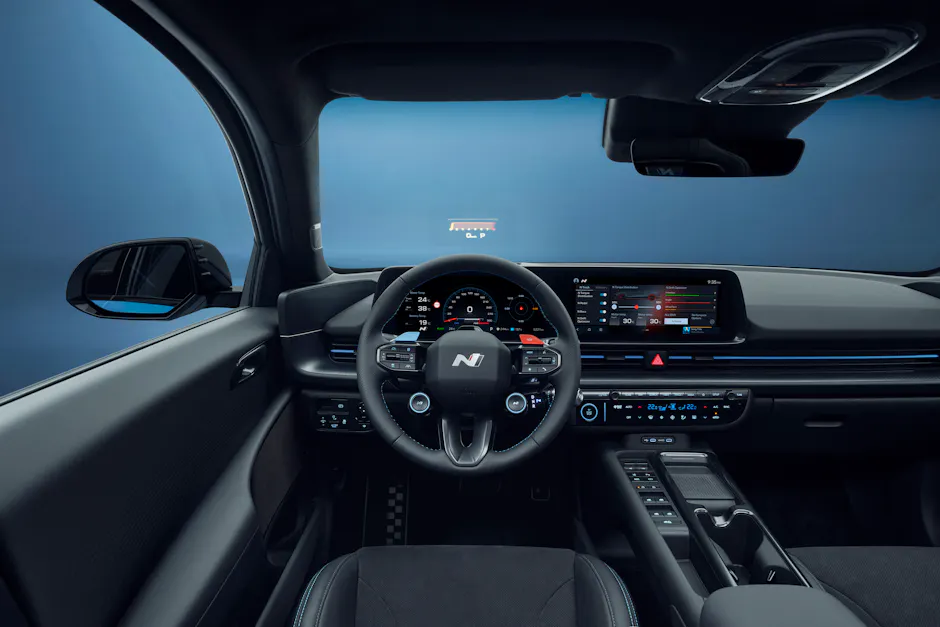 Hyundai IONIQ 6 N Cockpit mit N-spezifischen Bedienelementen und Performance-Anzeigen