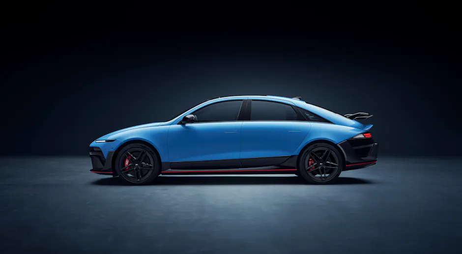 Hyundai IONIQ 6 N Seitenansicht mit Schwanenhals-Heckflügel und aerodynamischen Elementen