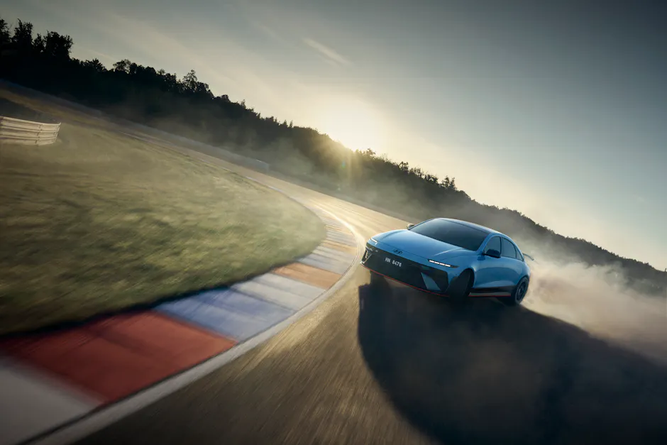 Hyundai IONIQ 6 N mit Dual-Motor-Antrieb und Performance-Batterie im Drift