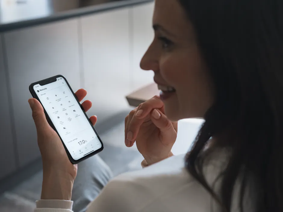 Eine Frau bedient die Kia-Connect App auf ihrem Telefon