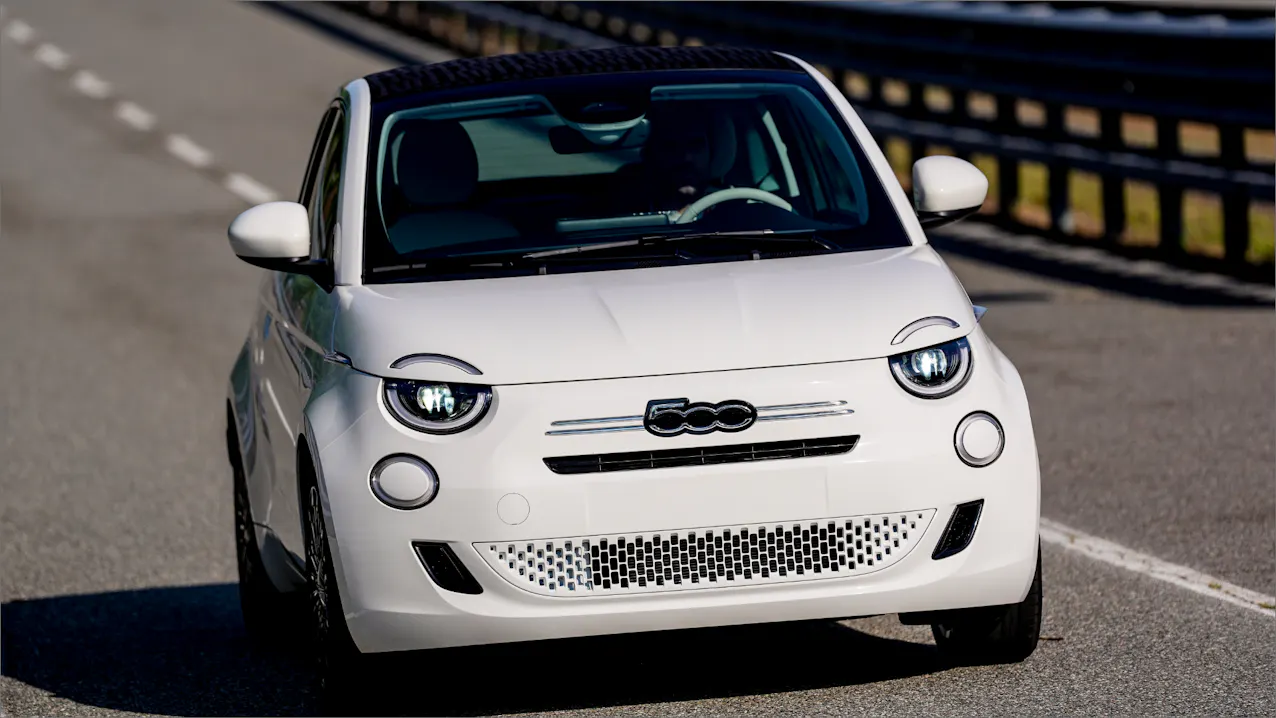 La nuova Fiat 500 Hybrid risplende davanti allo storico stabilimento Mirafiori di Torino