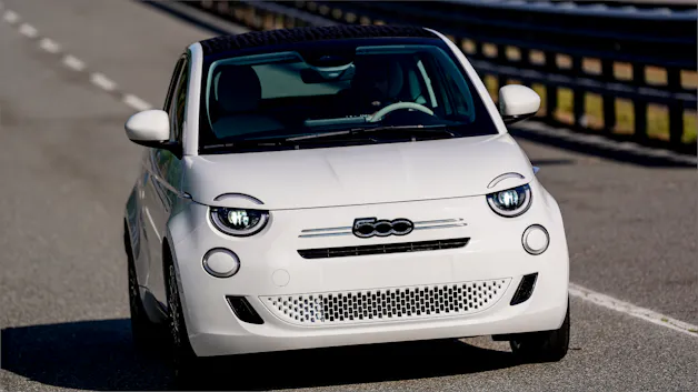 Der neue Fiat 500 Hybrid erstrahlt vor dem geschichtsträchtigen Werk Mirafiori in Turin