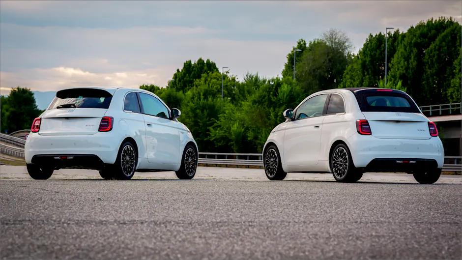 Fiat 500 Hybrid als Hatchback, 3+1 und Cabrio nebeneinander