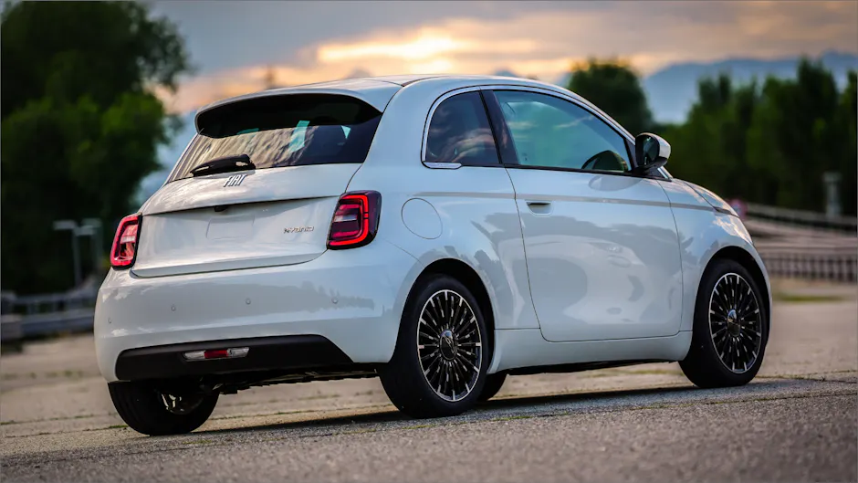 Blick auf den FireFly 1.0L Mild-Hybrid-Motor in der Motorbucht