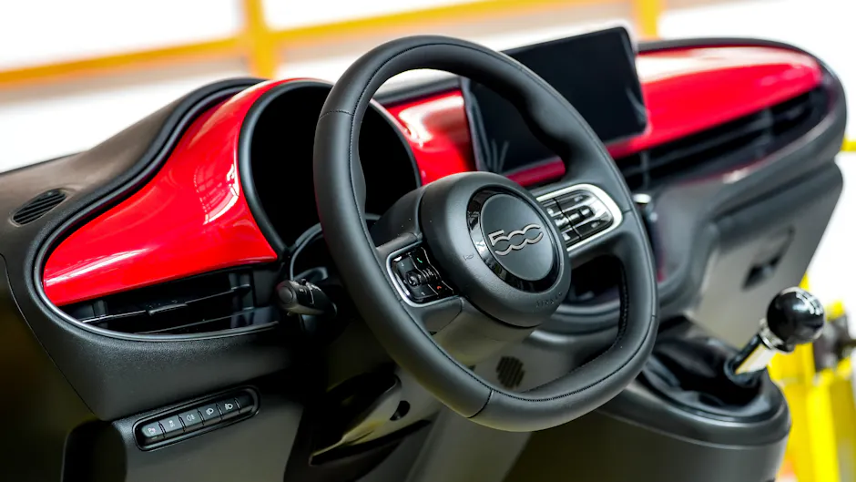 Das moderne Uconnect 5 Dashboard mit dem grossen Touchscreen im stilvollen Interieur  