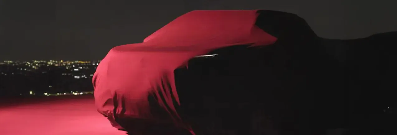 Une housse de voiture rouge recouvrant une Mitsubishi