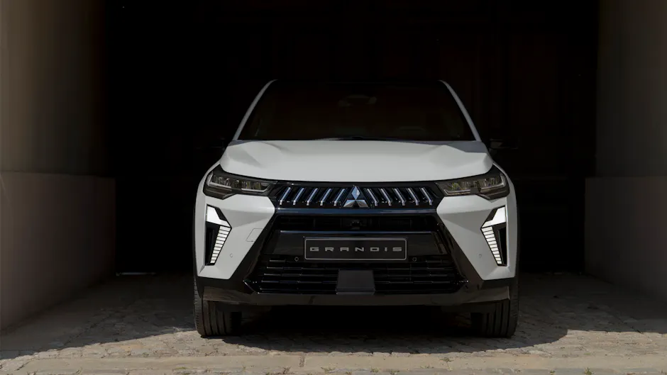 Une Mitsubishi Grandis blanche vue de face