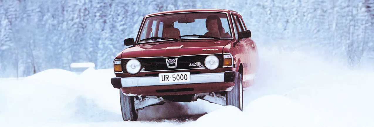 Vecchio Subaru rosso, che percorre una strada innevata, Bernhard Russi