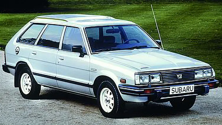 Vecchio Subaru bianco su un sentiero di ghiaia