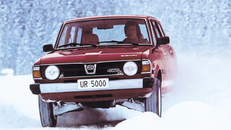 Vecchio Subaru rosso in inverno