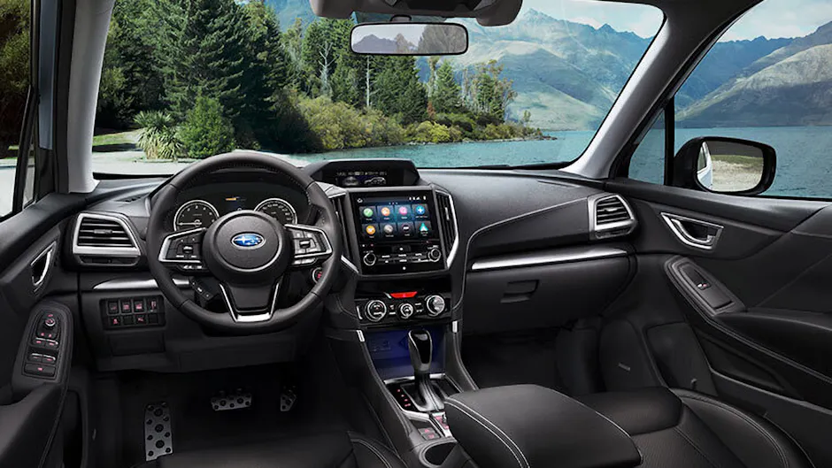 Interni Subaru in nero, bel paesaggio con alberi e un lago sullo sfondo