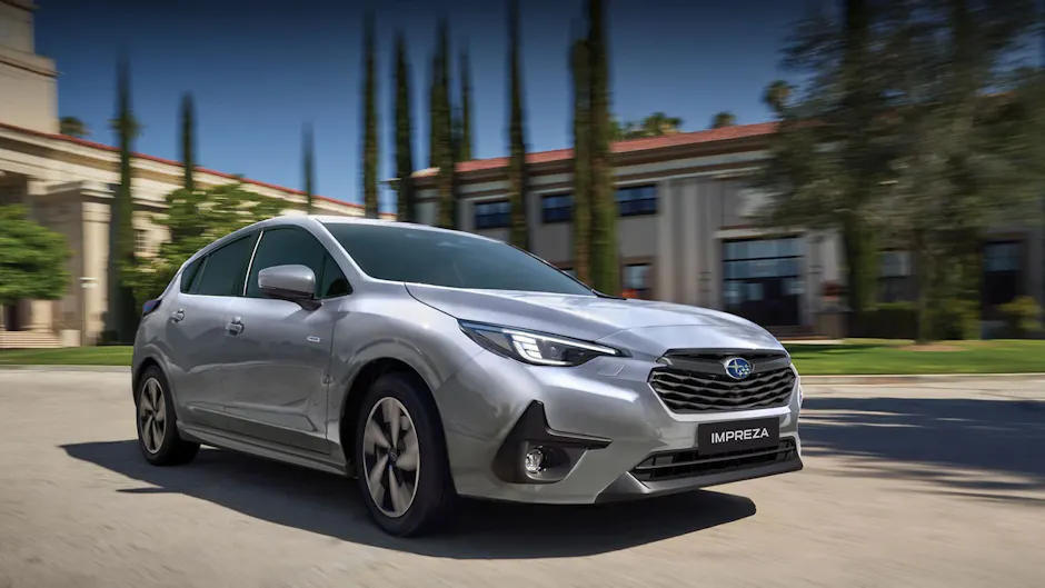 Subaru Impreza argento, che guida in un quartiere residenziale