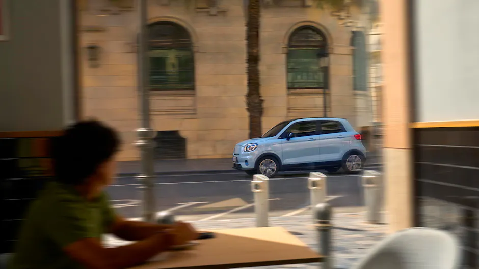 Leapmotor T03 in bel blu, che guida in città