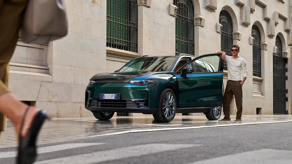 Leapmotor verde elegante, un uomo appoggiato alla portiera del conducente aperta