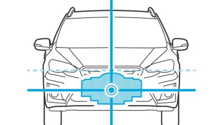 Schizzo della parte anteriore della Subaru con indicazioni e area del sensore evidenziata nella griglia del radiatore.