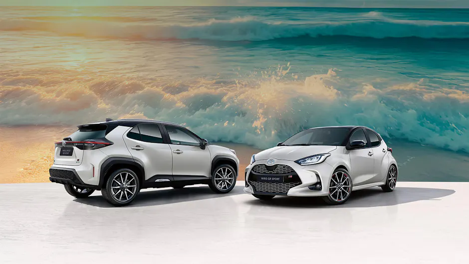 Una Toyota Yaris Cross e una Toyota Yaris bianche, onde sullo sfondo