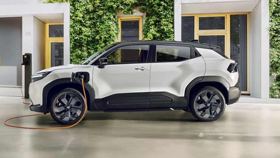 Toyota blanc en cours de chargement