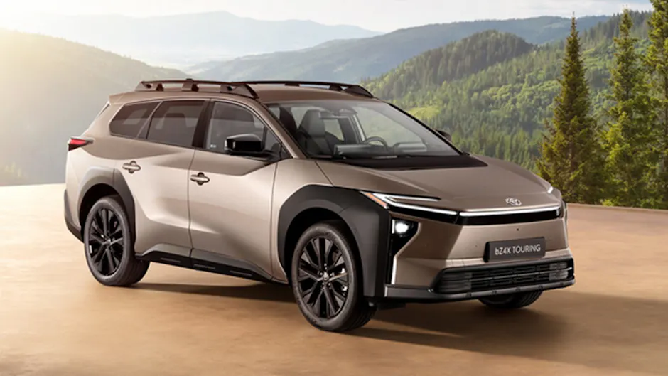 Toyota bZ4X Touring, paysage forestier en arrière-plan