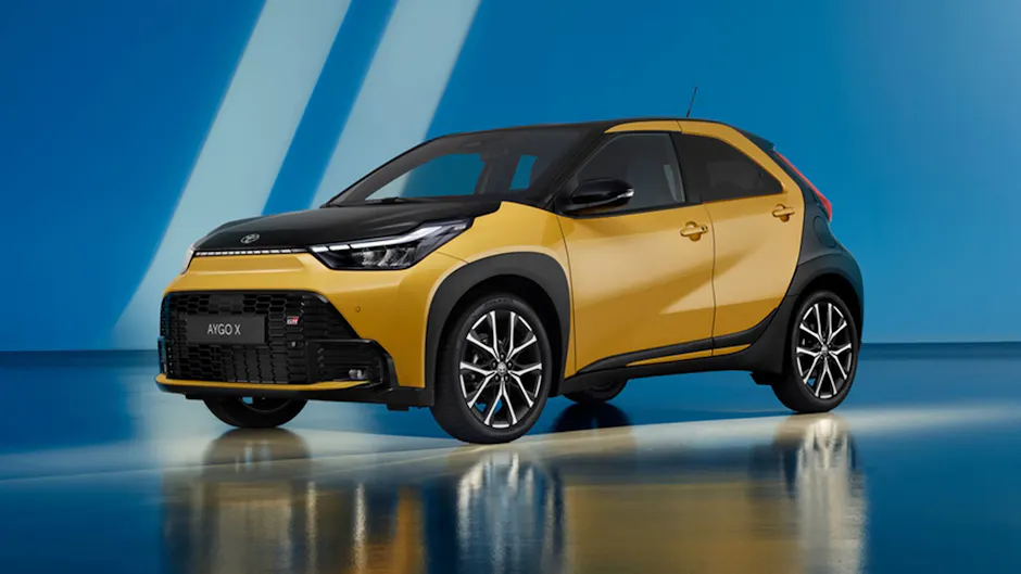 Toyota Aygo X avec des accents dorés et noirs
