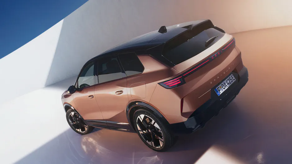 Opel Grandland colore Impakt Copper visto da dietro