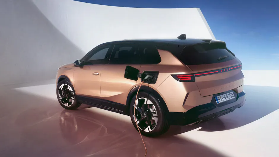 Opel Grandland colore Impakt Copper in ricarica a una stazione di ricarica