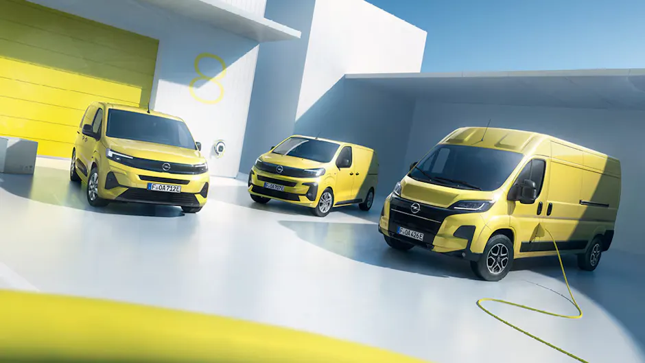 Tre furgoni Opel gialli, sullo sfondo un garage con il numero 8.