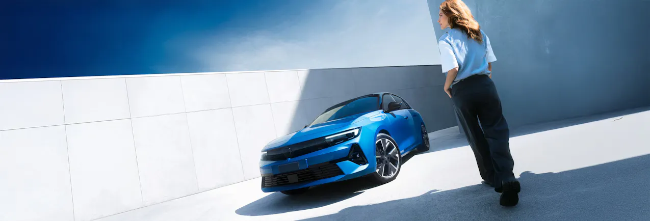 Un Opel blu elegante, una donna si avvicina all’auto