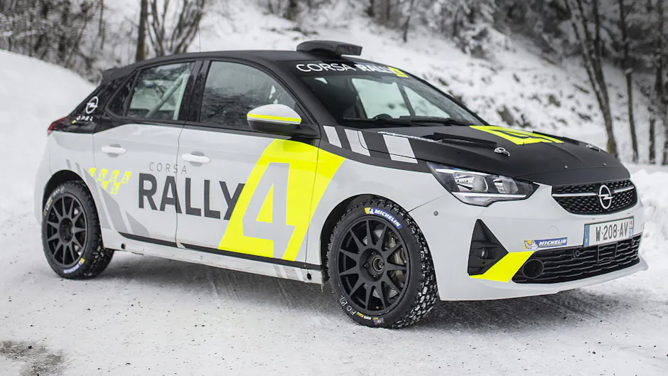 Opel Corsa da rally, in un paesaggio innevato