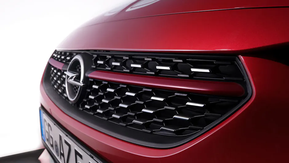 Parte anteriore rossa di un Opel