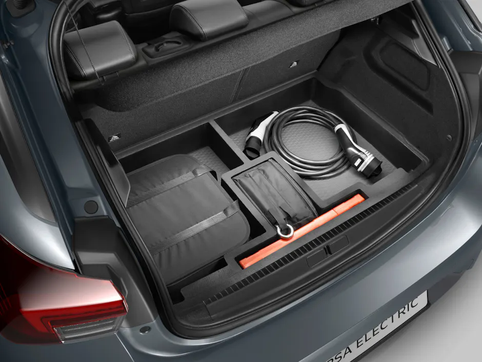 Opel Corsa elettrico, bagagliaio aperto con accessori di ricarica
