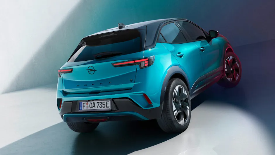 Opel Mokka-e blu splendido, visto da dietro