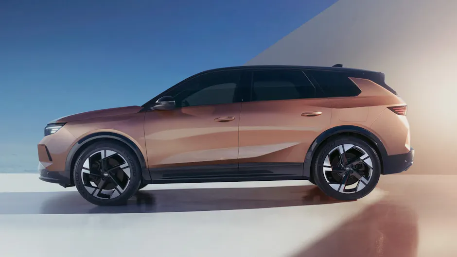 Un Opel in un’elegante tonalità bronzo, visto di lato