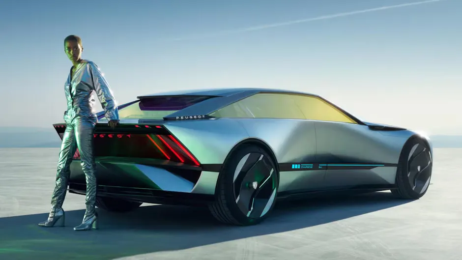 Une femme aux cheveux courts se tient devant une Peugeot futuriste.