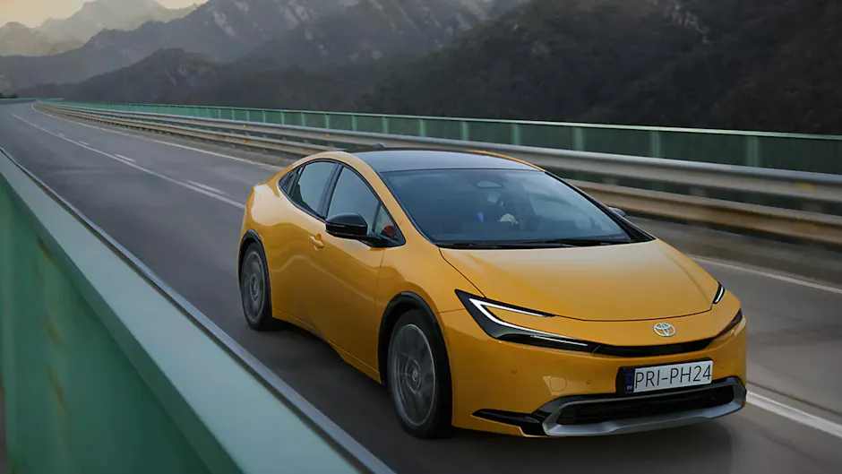 Oranger et Toyota sur une route dans les montagnes