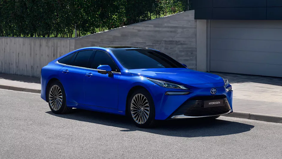 Une Toyota bleue est garée dans une rue.