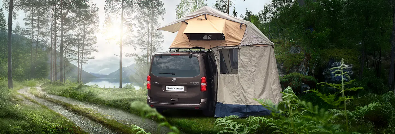 Camping-car Toyota marron avec tente dans la forêt