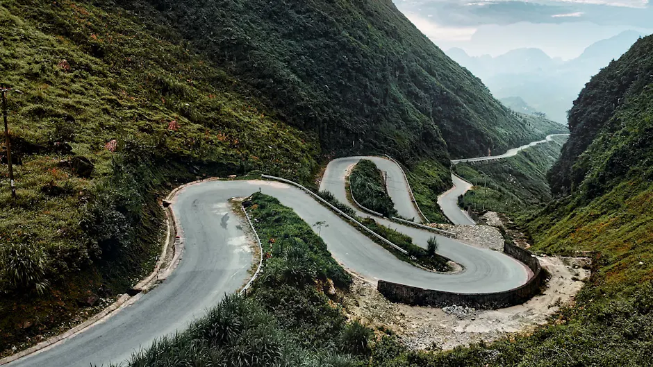 bella strada di montagna con curve strette