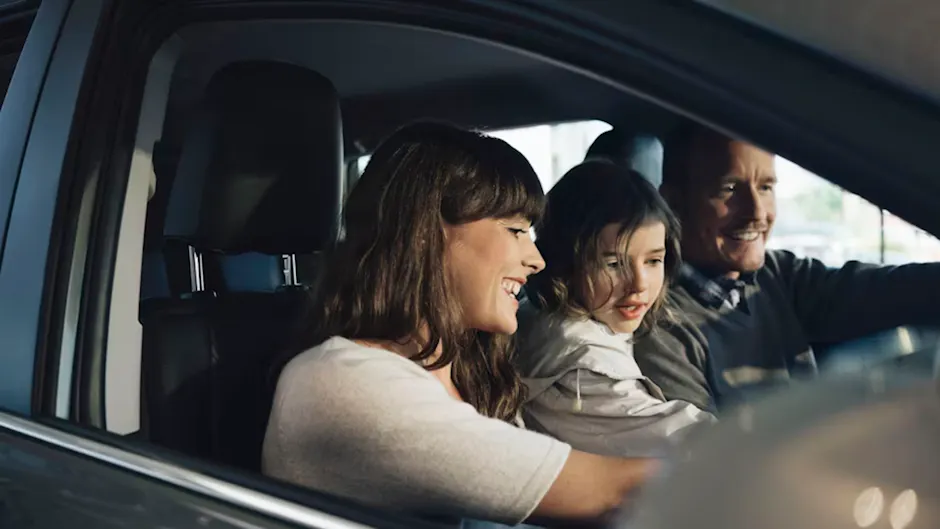 Una famiglia di tre persone felice nella Toyota