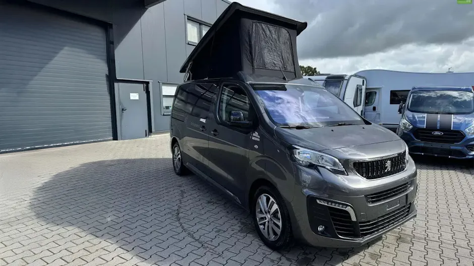 Bus Peugeot avec tente sur le toit