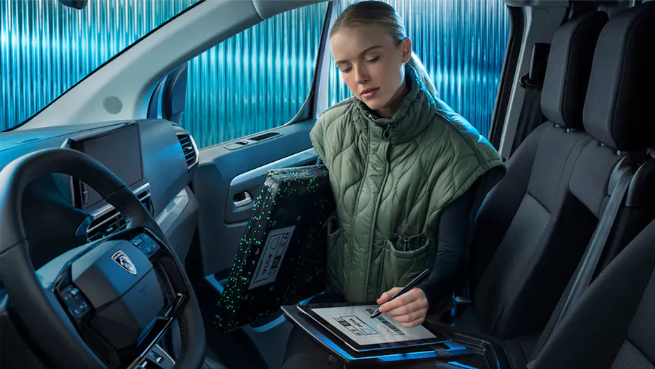 Une femme dans une Peugeot signe quelque chose.