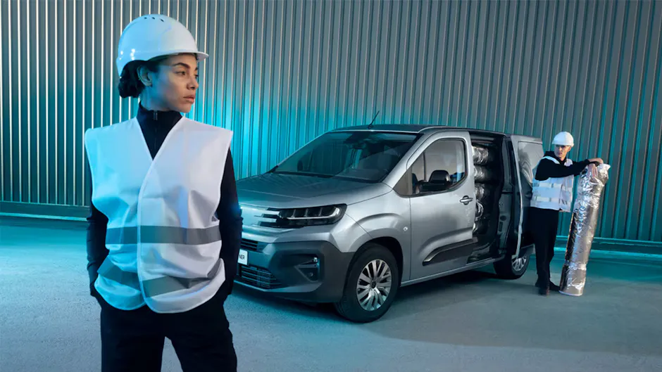 Ouvriers du bâtiment devant un bus Peugeot