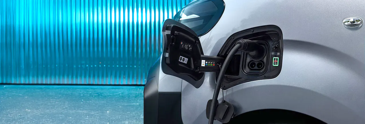 Un câble de charge dans une Peugeot