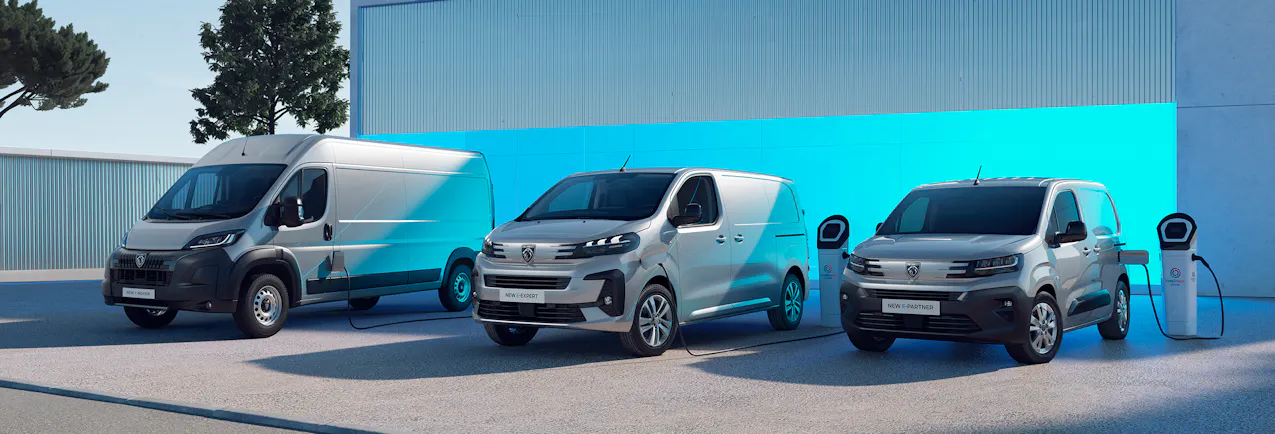 Trois Peugeot de tailles différentes sont garées devant un mur lumineux.