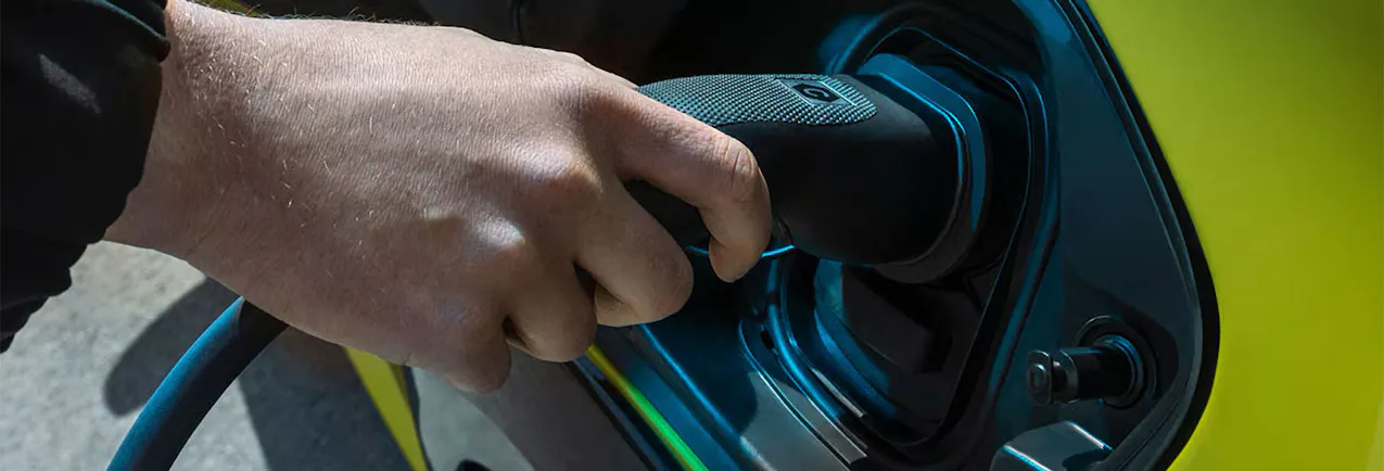 Quelqu'un recharge sa voiture jaune.