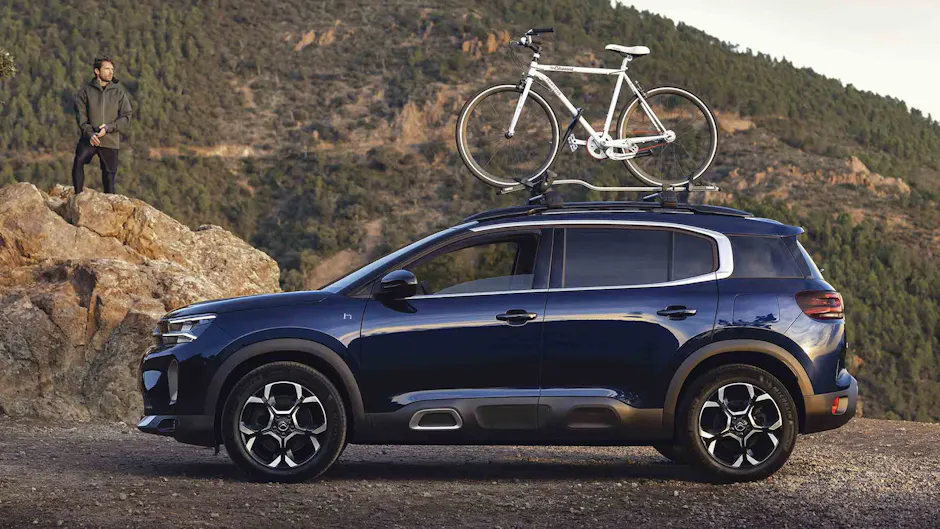 Citroën bleu foncé avec vélo sur le toit 
