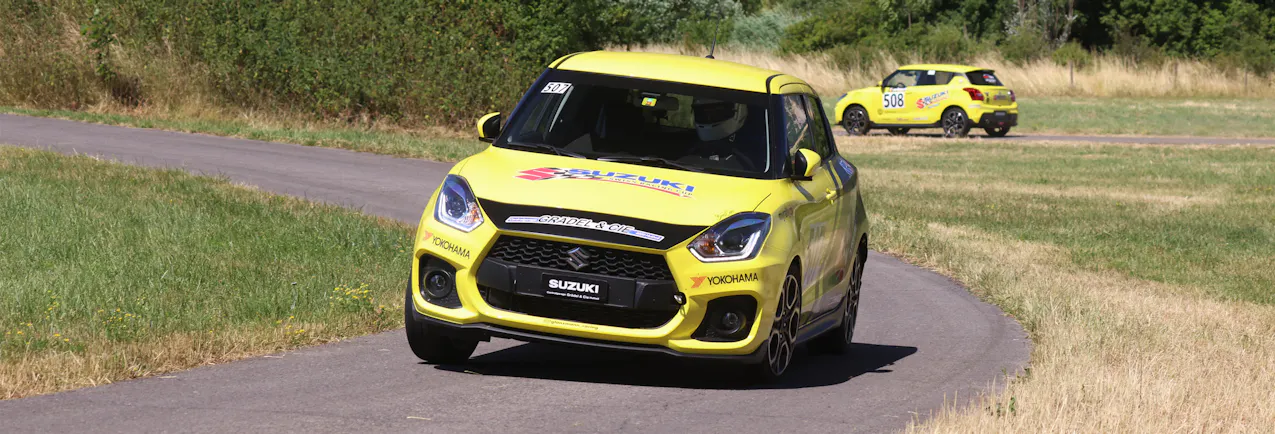 Voiture Suzuki Swiss Racing jaune sur le circuit