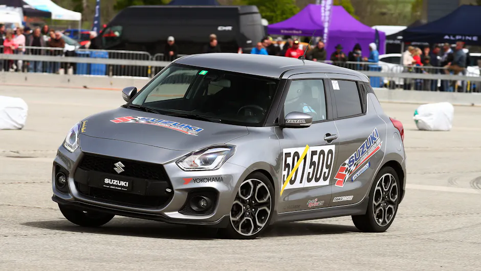 Suzuki Swiss Racing Auto sur le circuit
