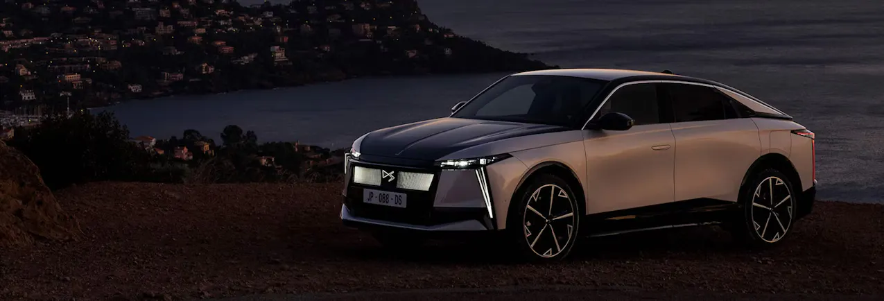 Una DS Automobiles color argento vista di fronte, con il mare sullo sfondo