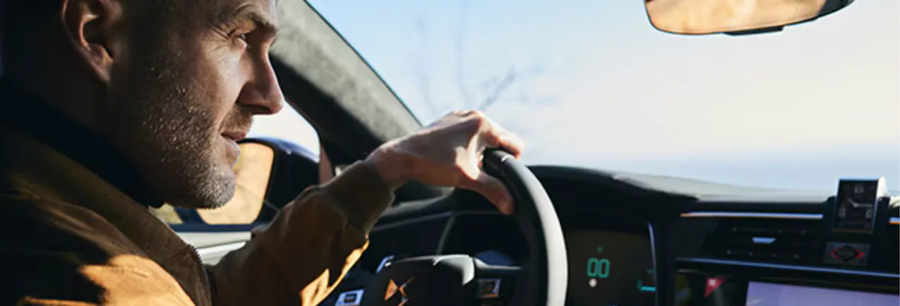 Un homme est assis dans une DS Automobiles