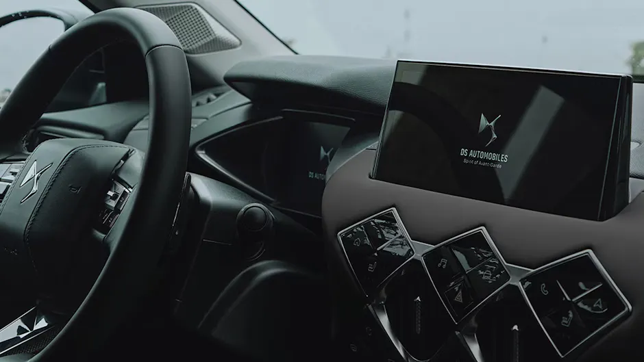 DS Automobiles N3, gli interni e la console centrale in nero